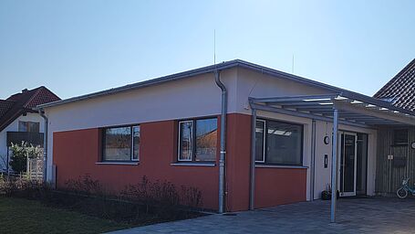 Eingang Haus für Kinder unterm Regenbogen